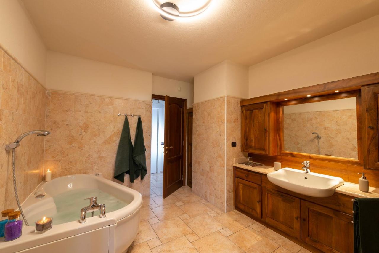Villa Mara - Aosta - 200 Mq - Wifi - Jacuzzi - Parcheggio - Giardino 外观 照片